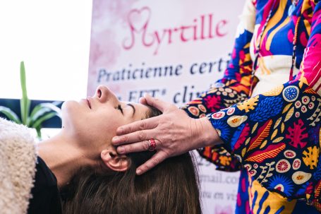 Séance de Nursing Touch Mains de la praticienne réalisant un soin Nursing Touch sur une personne allongée