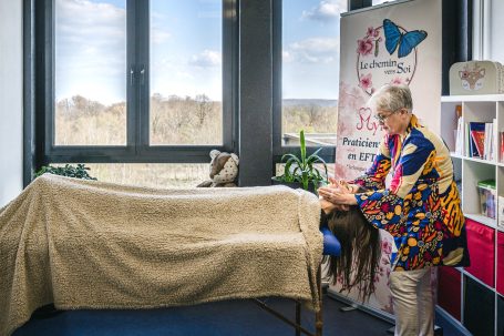 Soin de relaxation Nursing Touch réalisé sur une personne allongée