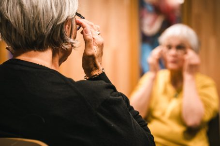 Séance d'EFT Personne pratiquant les points EFT accompagnée par la thérapeute