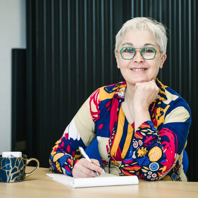 praticienne en EFT Myrtille Lavie souriante à son bureau