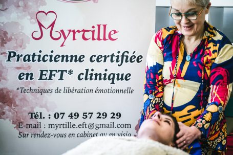Accompagnement en Nursing Touch Thérapeute souriante réalisant un soin Nursing Touch